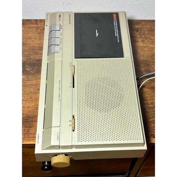 Vintage Magnavox D7547/47 Radio Cassette Alarm Clock/ Cassette- see description - Picture 8 of 9